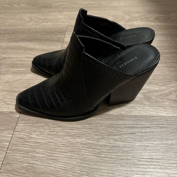 Chinese Laundry Black Faux Cayman Clogs! - Picture 5 of 5